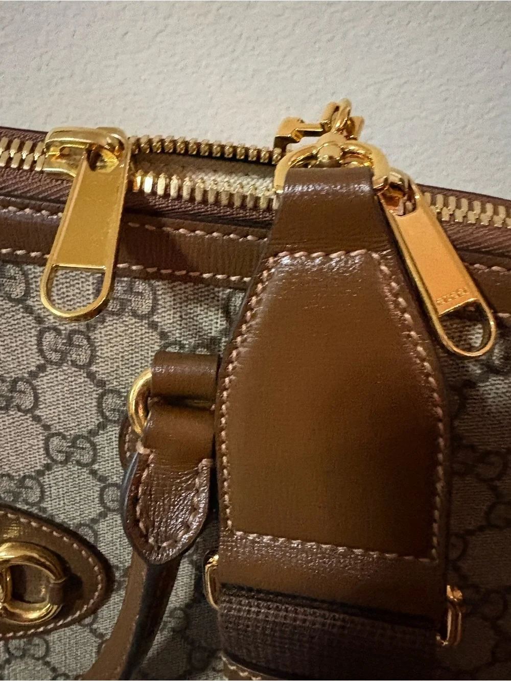 Gucci signature gg